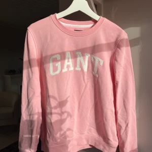 Gant tröja Medium - Ljusrosa Gant tröja storlek Medium. Använd 2 gånger och därför helt i nyskick. Passar mig bra som har M/38.  Nypris 1199kr. 