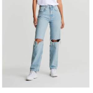 Säljer dessa sjukt snygga ljusblåa jeans från Gina tricot pågrund av att jag aldrig använder de🫶🏼