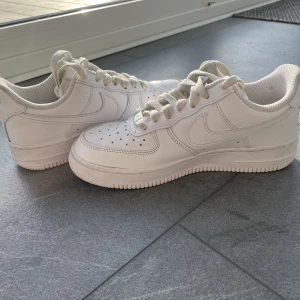 Nike Air Force 1s White - Air forces använda fåtal gånger då storleken var fel markerad. Har mätts till en 37 istället för 38 (som markerad i skon). Endast någon liten skråma men inget mer. Kan mötas upp i Stockholm eller skicka via postnord etc. Köparen står för frakten. 