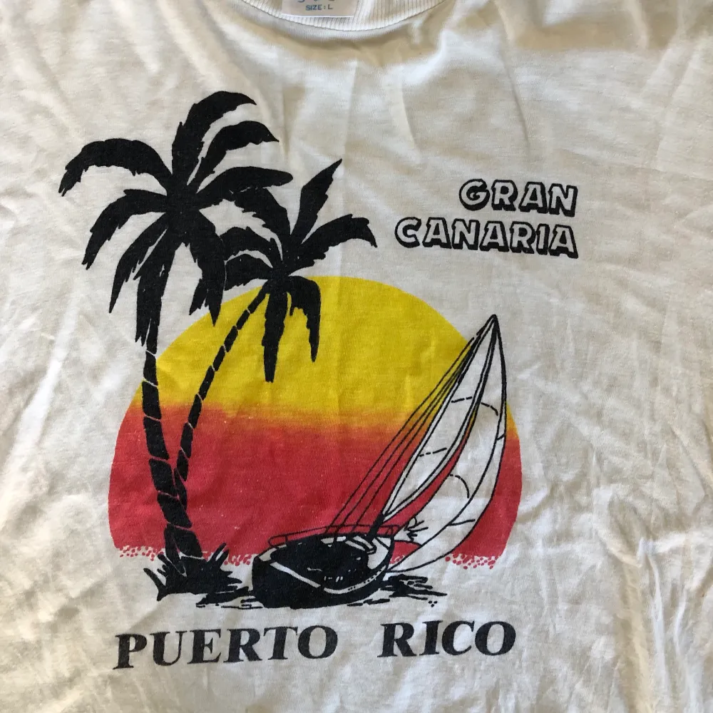 90tals turist T-shirt från Gran Canaria. Väldigt snygg fit och skönt material. Håller i tvätten väl. . T-shirts.