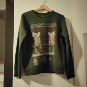 Tjock tröja  - Tjock tröja med tecknad figur på 