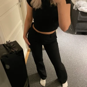 Svarta kostymbyxor  - Svarta kostymbyxor från BikBok💕