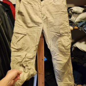 Carhartt Cargos - Carhartt Cargo byxor, storlek 34/32, sparsamt använda, har sidfickor