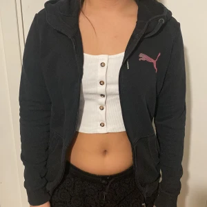Tjocktröja från Puma - En enkel kofta med dragkedja från Puma, bra skick nästan helt oanvänd.