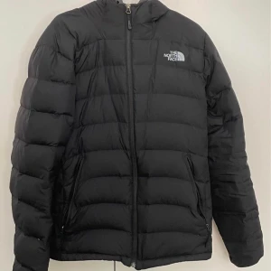 The North face jacka - The north face jacka lapaz. Använd men fortfarande i bra condition. Nypriz 2500kr. Litet hål i ryggen. Strlk m men passar också s