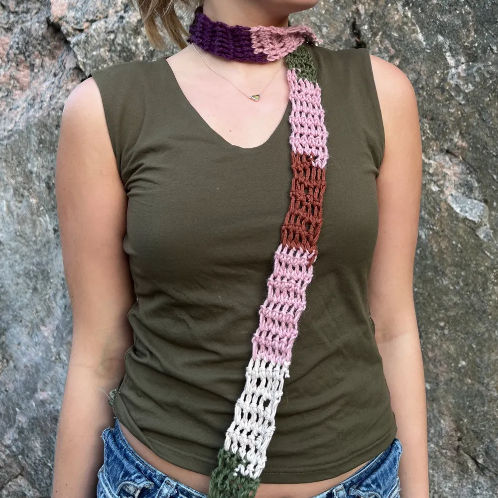 En virkad halsduk som kan användas som skärp och hårband, möjligheterna är oändliga!. Accessoarer.
