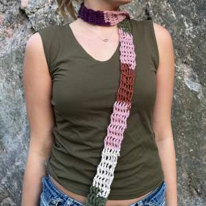 En virkad halsduk som kan användas som skärp och hårband, möjligheterna är oändliga!