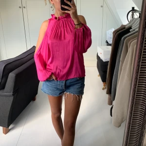 Blus  - Superfin rosa blus med öppna axlar 