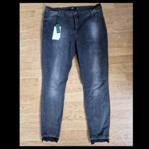 Oanvända Junarose jeans med lappar kvar från Vero Moda, storlek 50, superslim. Spets i nederkant.