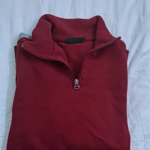 Röd zip hoodie - Såljer en ganska snygg halv zip hoodie i färgen röd🙌