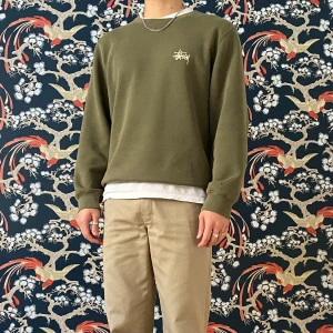 Stussy grön sweatshirt  - Stussy grön sweatshirt  Finns ett litet hål vid högra nedre sidan pga skate  349kr exkl frakt 