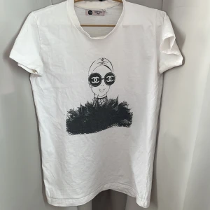 Tshirt Dr Fake - Ganska använd men fortfarande i bra skick!