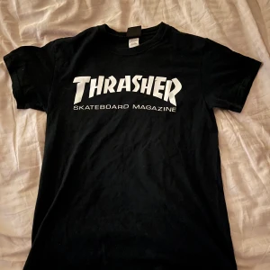 thrasher t shirt - svart thrasher t shirt i storlek small. väldigt bra kvalite, inga större defekter, köpt för 500😭💕