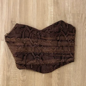 Korsett topp Zara - Brun ormmönstrad korsett topp från Zara i storlek S. Använd 1 gång. 