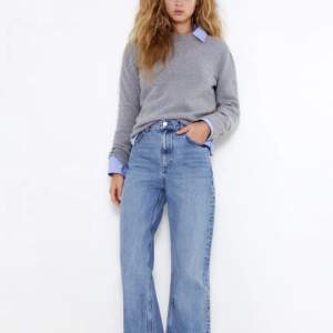 Jättefina mellanblåa jeans från zara💕💕 sitter jättefint och är som nya då de endast används ca. 5 ggr❤️ skriv för fler bilder🙌😍nypris 399 men jag säljer för 250!💕