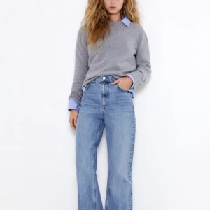 Zara jeans straight/wide, strl 34 - Jättefina mellanblåa jeans från zara💕💕 sitter jättefint och är som nya då de endast används ca. 5 ggr❤️ skriv för fler bilder🙌😍nypris 399 men jag säljer för 250!💕