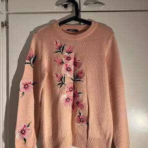 Ny finstickad tröja med blomdetaljer helt ny och oanvänd i fin rosa färg. Storlek S. Kan fraktas 📦🌸