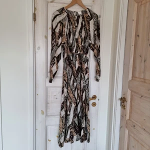 HM klänning, storlek xs - I väldigt bra skick. Använd några få gånger.  Vid köp av fler varor, kan jag erbjuda samfrakt. 