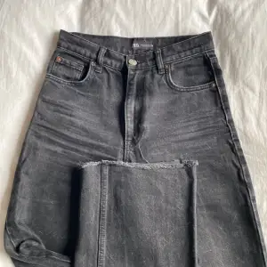 Ett par jättefina svarta zara jeans i modellen 90’s full length i en urtvättad svart färg. Om fler bilder önskas är det bara att skriva! 🫶🏼