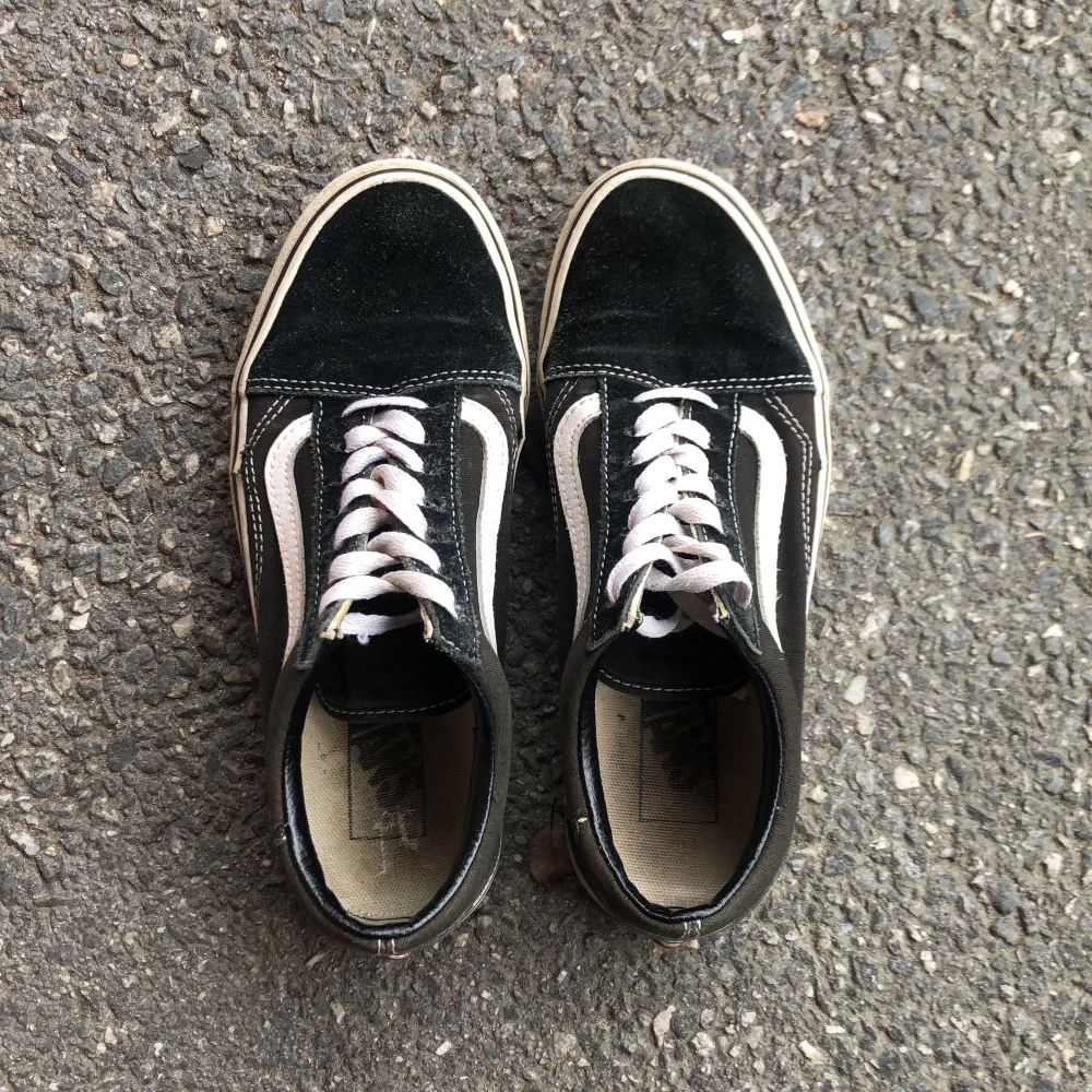 Vans sneakers använda men i mycket bra skick! Säljer då jag har andra skor jag använder mer. Storlek 38. . Skor.