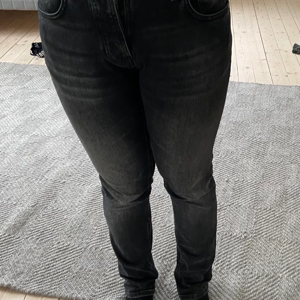 Snygga nudie jeans i svart grå färg, mid Rise och inte jätteanvända Nypris 1099, säljer för 500 klicka inte på köp direkt! De är lite för långa på mig och jag är 160 typ. Kan mötas upp i Stockholm annars får du betala frakt. Jeans & Byxor.