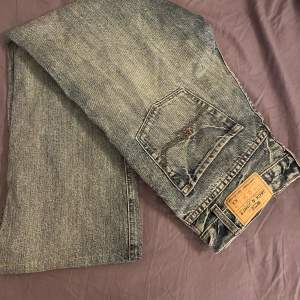 Ett par vintage Jack&jones jeans i stilen Mooty jeans, mer åt lågmidjade hållet, raka ben och storlek 32/”32. Midjan är 41 cm (ej runt om utan framsidan) och innerbenslängden är 76 cm 💛
