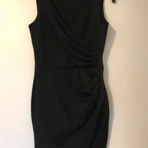 NLY One klänning - Jättefin fodralklänning, draperad i ena sidan från NLY One i stl S. Frakt betalas av köparen.