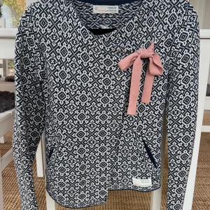 Odd Molly kofta, strl 0 - En kofta från Odd Molly. Perfekt skick. Marinblå/vit. Frakt betalas av köparen. Strl 0.