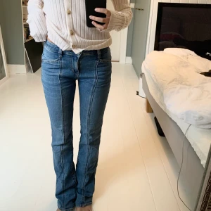 American Eagle Jeans - Jeans från American Eagle i jättefint skick! Nypris var 750kr, storleken motsvarar w24/w25 och innerbenslängden är 78cm