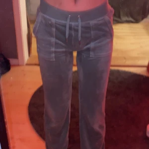 Juicy couture byxor  - Hejsan, lägger ut en annons till på samma byxor som tidigare annons. Men superfina juicy byxor som är använda ungefär 5 gånger annars helt som nya❤️