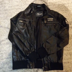 Skinjacka! - En skinjacka som är väldigt 1900-taligt super fin o ha♡skirv ifall ni vill ha fler bilder♡den är barnstorlek men passar bra som storlek Xs♡