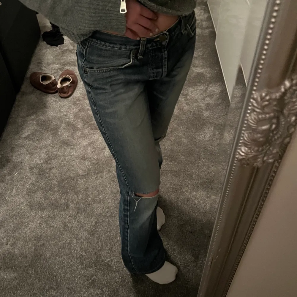 supersnygga Lee jeans med slitningar på knäna. Finns inga tecken på användning. osäker på storlekarna men passar mig som vanligtvis är en 36/38 (S). Pris kan diskuteras . Jeans & Byxor.