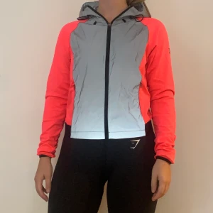 OTP träningsjacka - Träningsjacka från OTP med reflex på luva och framsidan.