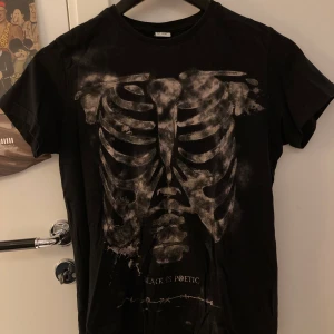 tshirt - den är i barnstorlek men skulle säga att den passar xs-m