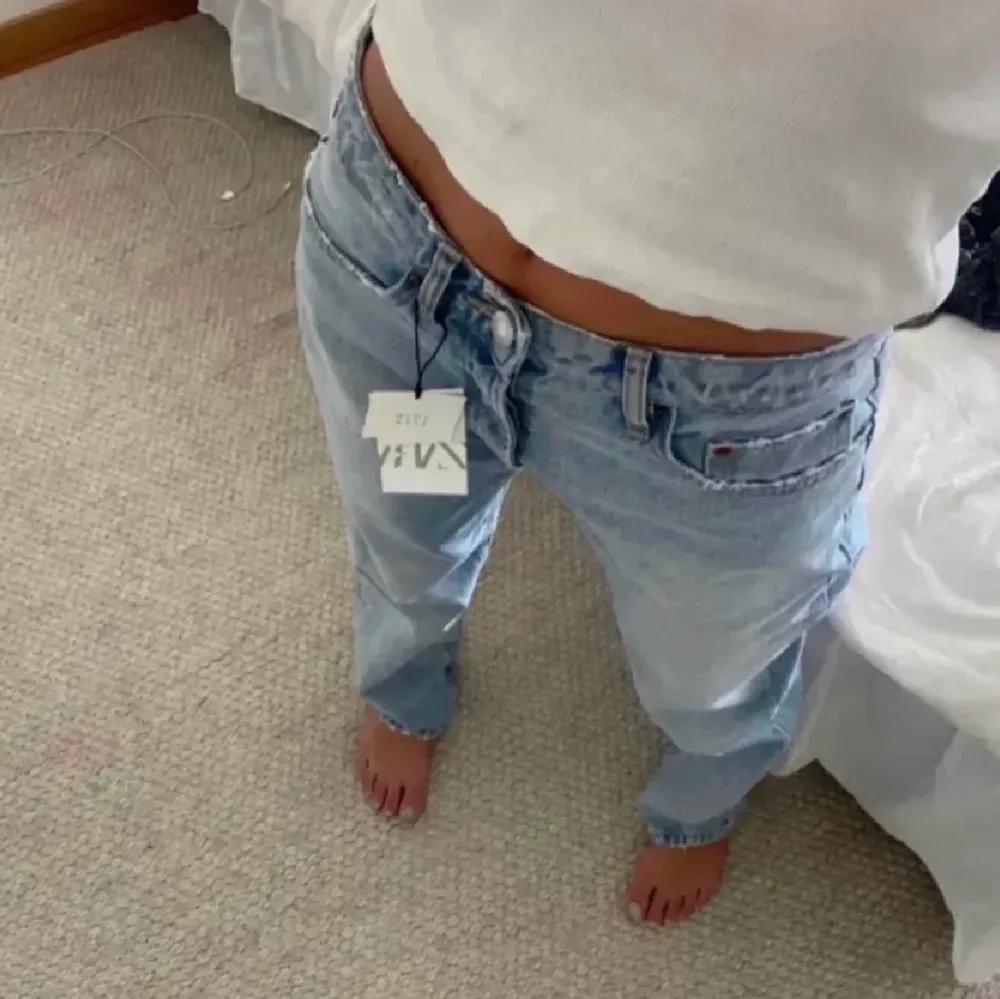 Nästintill oanvända jeans från zara i färgen marinblå. andra bilden visar samma jeansmodell. Jeans & Byxor.