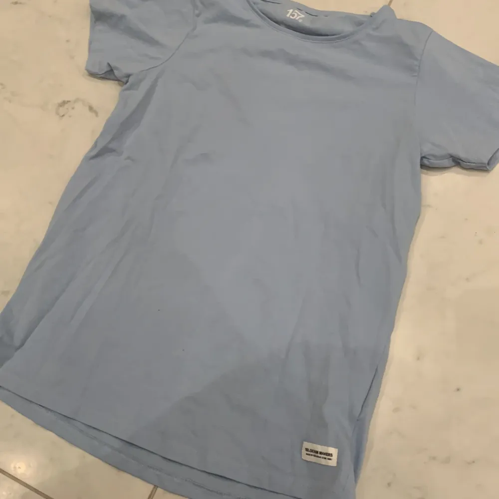 En ljusblå t-shirt från lager 157, aldrig andvänt. T-shirts.