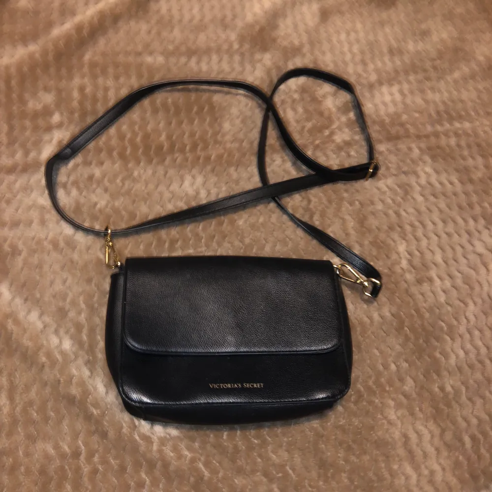 En svart Victoria secret väska, använd mkt köpt för några år sen men i väldigt bra skick . Väskor.