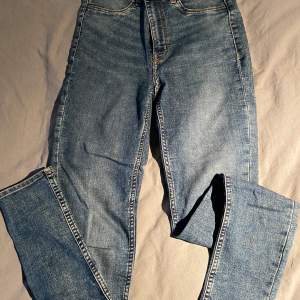 Blå jeans i strech-modell. Storlek 34 (164). Märket Divided från H&M. 