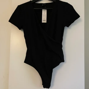 Gina Tricot svart body topp - Svart body/topp från Gina Tricot i storlek M. Oanvänd med lapp kvar.