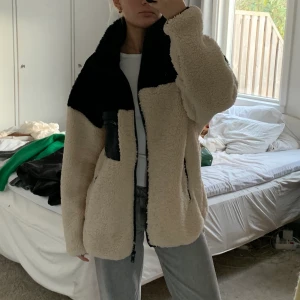 Teddyjacka - Skitsnygg teddyjacka från Gina🖤🤍🖤🤍 hör av dig om du vill ha fler bilder!!