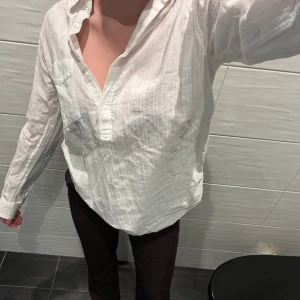 Skjorta  - Super snygg skjorta från GAP. Skjortan är i väldigt bra skick. Storlek xs men passar xxs-s beroende på hur man vill att den ska sitta. Frakt är inte inkluderat i priset och betalning sker via Swish. 