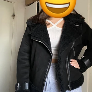 Zara  - Jacka från zara , helt ny! Prislapp på. Aldrig använt! Köpt för 959 tillsammans med frakt, säljer för 700 , annars 600 + frakt 