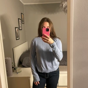 Ljusblå tröja - Säljer denna fina ljusblåa tröja från Mango!