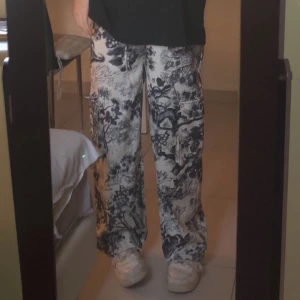 byxor - Byxor med coolt mönster och justerbar midja💞 lite loosa i form men tajta i midjan (är 1.60). Säljer då de är för små. Har tagit bort lappen men känns som S