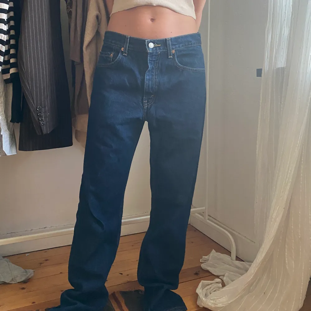 Baggy jeans från Levis, hon på bilden har ca 36. Passar större storlekar också! Aldrig använda i princip så bra skick💞💓💝 skriv vid frågor. Jeans & Byxor.