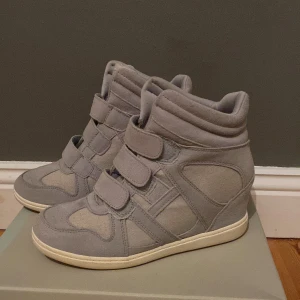 isabel marant liknande skor - säljer dessa skor som likar isabels marant! köpte dessa på plick och använt ca 3 gånger. Har rivit bort den gamla loggan där fram men täckte de med antingen byxorna eller vek in den lite! Super bekväma