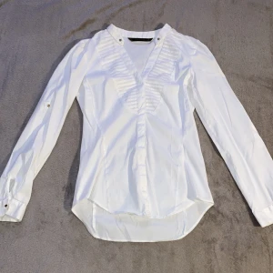 Vit skjorta/linne - Vit skjorta gjord/ linne material. 