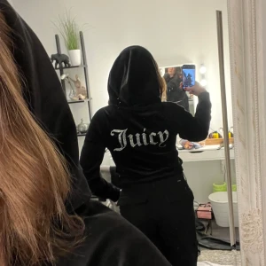 Juicy Coutore Hoodie - Denna hoodien är i sammets tyg och i nyskick, säljer pga att den inte kommer till användning 