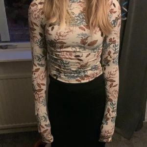 Blommig tröja  - En blommig tröja från Gina Tricot med en polo krage. Används två gånger.