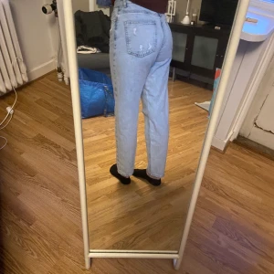 Jättefina jeans strl 36 - Jättefina och skäna jeans. Använd 1-2 gånger. Säljer för jag har många liknande